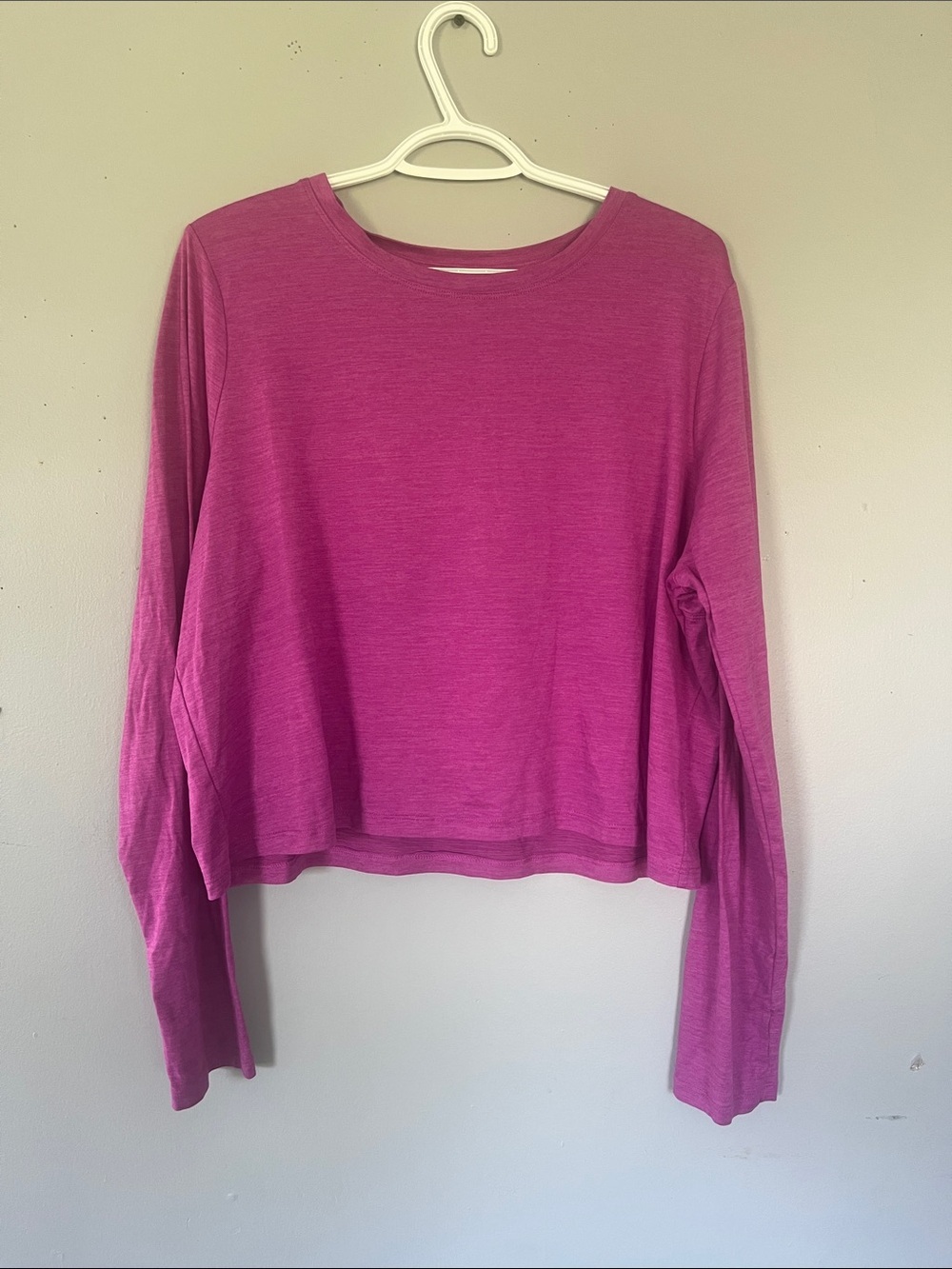 Woman’s Danskin Fuchsia Long Sleeve Crewneck Top XL